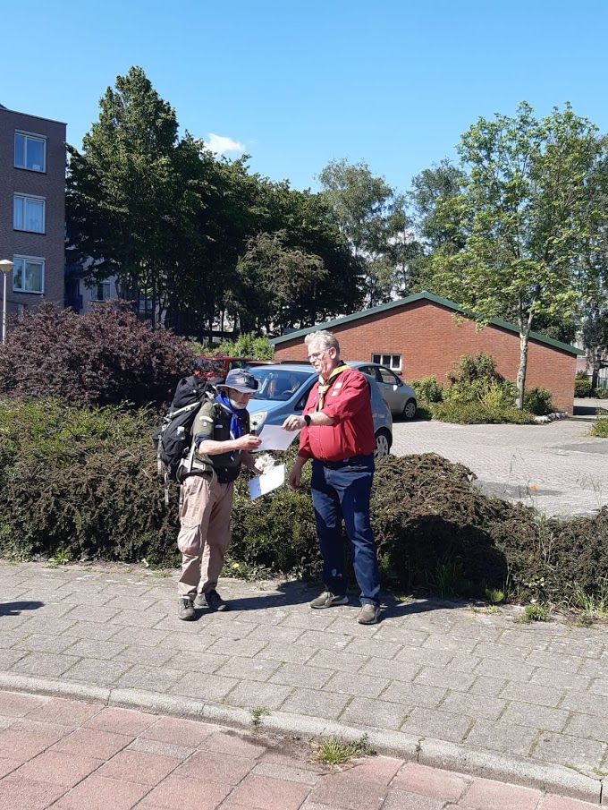 Uit handen van John van Helmond ( voorzitter van de scouting vereniging in Raalte ) kreeg ik namens de vereniging een bedrag van 307 euro voor mijn actie. Scouting Miguel Pro raalte , ik ben er trots op lid te mogen zijn van deze vereniging